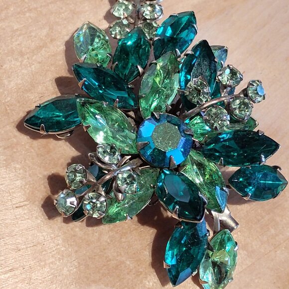 Vintage rhinestone brooch emerald rhinestone - Picture 1 of 5